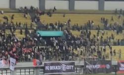 Kerusuhan Suporter Terjadi saat Bekasi City Vs PSIM, Damkar Semprotkan Air ke Tribune