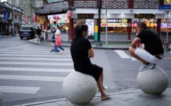 Ekonomi Goyah, Anak Muda China Berhemat, Beli Kosmetik Murah hingga Tak Minum Starbucks