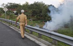  Aksi Ganjar Turun Mobil gegara Kepulan Asap di Tol Bawen-Ungaran hingga Padamkan Api