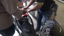 Terpergok Jambret Tukang Klanting di Jombang, Pria dan Motornya Diamuk Massa