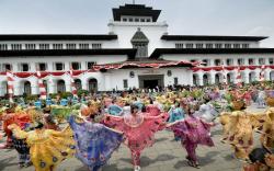 Kebiasaan Orang Sunda, Ramah Humoris dan Tidak Ambisius<