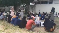 Bak Piknik di Taman, Warga Cairkan BLT BBM Bawa Anak hingga Bekal saat Antre