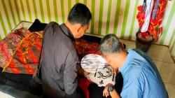 Kakek di Purwakarta Tewas Gantung Diri, Istri Histeris Peluk Korban<