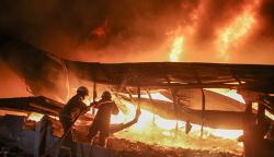Disambar Petir, Gudang Plastik di Tangerang Ludes Terbakar