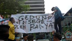 Terobos Kawat Berduri, Mahasiswa Semarang Segel Kantor Ganjar dan DPRD Jateng