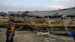Minimarket di Pasirjambu Bandung yang Roboh Dijaga Ketat Polisi untuk Cegah Penjarahan<