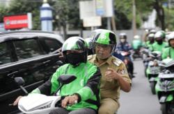 Pesan Lewat Aplikasi, Danny Pomanto Diantar Pakai Motor Listrik ke Balai Kota