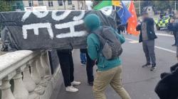 Pawai Anti-Kerajaan Inggris Digelar, Diwarnai Aksi Buang Peti Mati ke Sungai