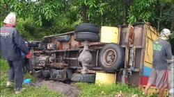 2 Truk di Tulang Bawang Terperosok ke Jurang, Muatan Kotoran Ayam Tumpah ke Jalan