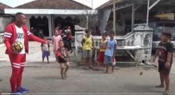 Usai Kalahkan Vietnam, Penggawa Timnas asal Jombang Main Bola dengan Anak-Anak