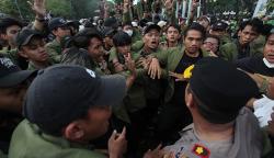 Unjuk Rasa BBM Subsidi Ricuh, Mahasiswa-Polisi Saling Dorong