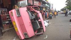 Brak, Angkot Ditabrak Expander hingga Terguling di Sukabumi, 5 Luka-luka<