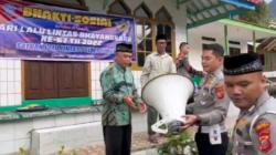 HUT Lalu Lintas, Polisi Bagi-bagi Alat Ibadah dan Sembako di Kaki Gunung Burangrang KBB<