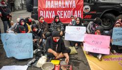 Protes Biaya Sekolah Mahal, Emak-Emak Datangi DPRD Jabar Masak Ikan Asin