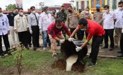 Sabu 4 Kg Asal Malaysia Dimusnahkan dengan Dilarutkan dalam Cairan Disinfektan dan Solar<