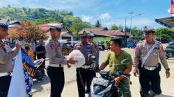 Aksi Simpatik Polres Gorontalo Utara, Bagikan Helm Gratis di HUT ke-67 Lalin Bhayangkara