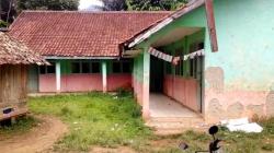 Kondisi Bangunan Sudah Rusak, SDN Girimukti Rongga KBB Belum juga Direlokasi<