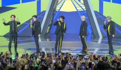 K-Poppers Heboh, WayV Tampil Pada Malam Puncak ITA 2022 di Studio RCTI+