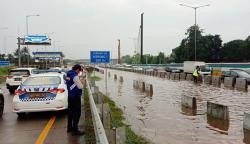 Awas! Banjir di KM 08 Tol BSD, Kendaraan Tidak Bisa Melintas