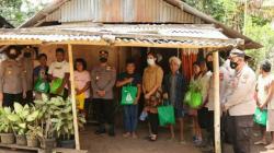 Polisi Gencar Salurkan Bansos kepada Warga Kurang Mampu Terdampak Penyesuaian Harga BBM