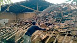 Rumah Warga Cipatat KBB Tiba-tiba Ambruk, Penghuni Nyaris Tertimpa Puing<
