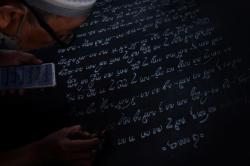  Warga Solo Melestarikan Aksara Jawa Lewat Batik