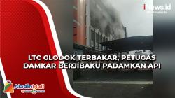Petugas Damkar Berjibaku Padamkan Api di LTC Glodok