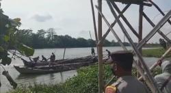 Merusak Lingkungan, Aktivitas Pengerukan Pasir di Sungai Brantas Dilempari Warga Pakai Batu