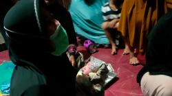 Dengar Tangisan saat Perbaiki Pancing, Pasutri Ini Temukan Bayi di Tas Kuning