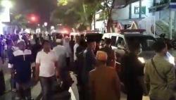 Pecah Tangis Warga Pasuruan Sambut Kedatangan 5 Jenazah Korban Kecelakaan Tol Bawen<