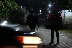 Polisi Berjaga di Asrama Grogol Indah Baru Pasca Terjadinya Ledakan<