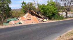 Hindari Manuver Motor, Truk Muatan Tripleks Terguling di Tanjakan Jalan Tembus Situbondo