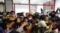 Warga Tangkap Begal Bersenjata Airsoft Gun yang Rampas Tas dan HP di Andir Bandung<