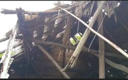 Bikin Terenyuh, Nenek Rohani Tinggal di Gubuk Reyot Atas Sungai, Atap Bocor Lantai Bolong 