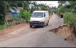 Jalan Provinsi Sumsel Amblas, Jalur OKI - Ogan Ilir Membahayakan <