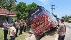 Bus Rombongan Atlet Karate Terperosok Masuk Drainase di Jalinsum, 3 Orang Terluka<