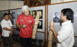 Cerita Ganjar Menyusuri Sejarah Nias, Dapat Hadiah Alat Musik Tutuhao dan Buku