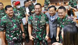 Momen Prabowo Rangkul Jenderal Andika dan Jenderal Dudung di DPR