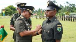 Pangdam Kasuari Tutup Dikmata TNI AD : Jangan Sakiti Rakyat dan Jadi Prajurit Cengeng