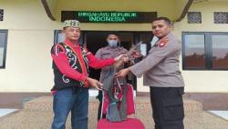 Warga Bengkayang Sukarela Serahkan 4 Pucuk Senpi Rakitan Lantak ke Polisi