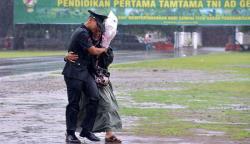 Prajurit TNI AD Dipeluk Sang Ibu di Tengah Guyuran Hujan Deras, Ini Potretnya