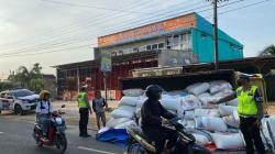 Truk Terguling di Jalinbar Pringsewu, Muatan Isi 10 Ton Karung Gabah Kering Tumpah