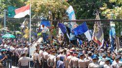Ribuan Bobotoh Unjuk Rasa, Ratusan Polisi Jaga Ketat Graha Persib Bandung<