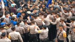 Aksi Sempat Ricuh, Bobotoh Lempari Graha Persib dengan Botol Air Mineral <