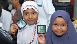 Semarak Suasana Bahagia Berkat Selembar Foto Instan