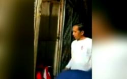 Tampil Santai, Presiden Jokowi Malam-Malam Berikan Bantuan untuk Warga Baubau