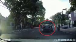 Viral Pengendara Motor Jatuh akibat Tersenggol Minibus di Jalan Wastukancana Bandung 