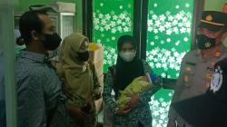 Belasan Orang Tua Berebut Adopsi Bayi yang Ditemukan di Bawah Pohon Kelor Bojonegoro