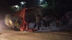 Truk Rem Blong Terguling dan Tutup Jalur Limbangan Garut, Lalu Lintas Macet Parah<