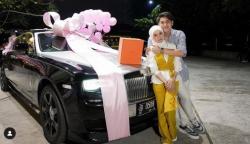 Sebelum KDRT Mencuat, Rizky Billar Beri Lesti Kejora Mobil Mewah Rolls-Royce